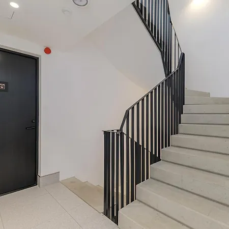 Stylish Volta Quarter With Ac Tallin