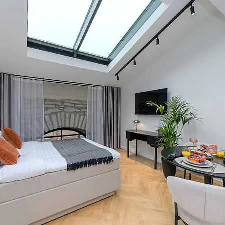 Stylish Volta Quarter With Ac Tallin